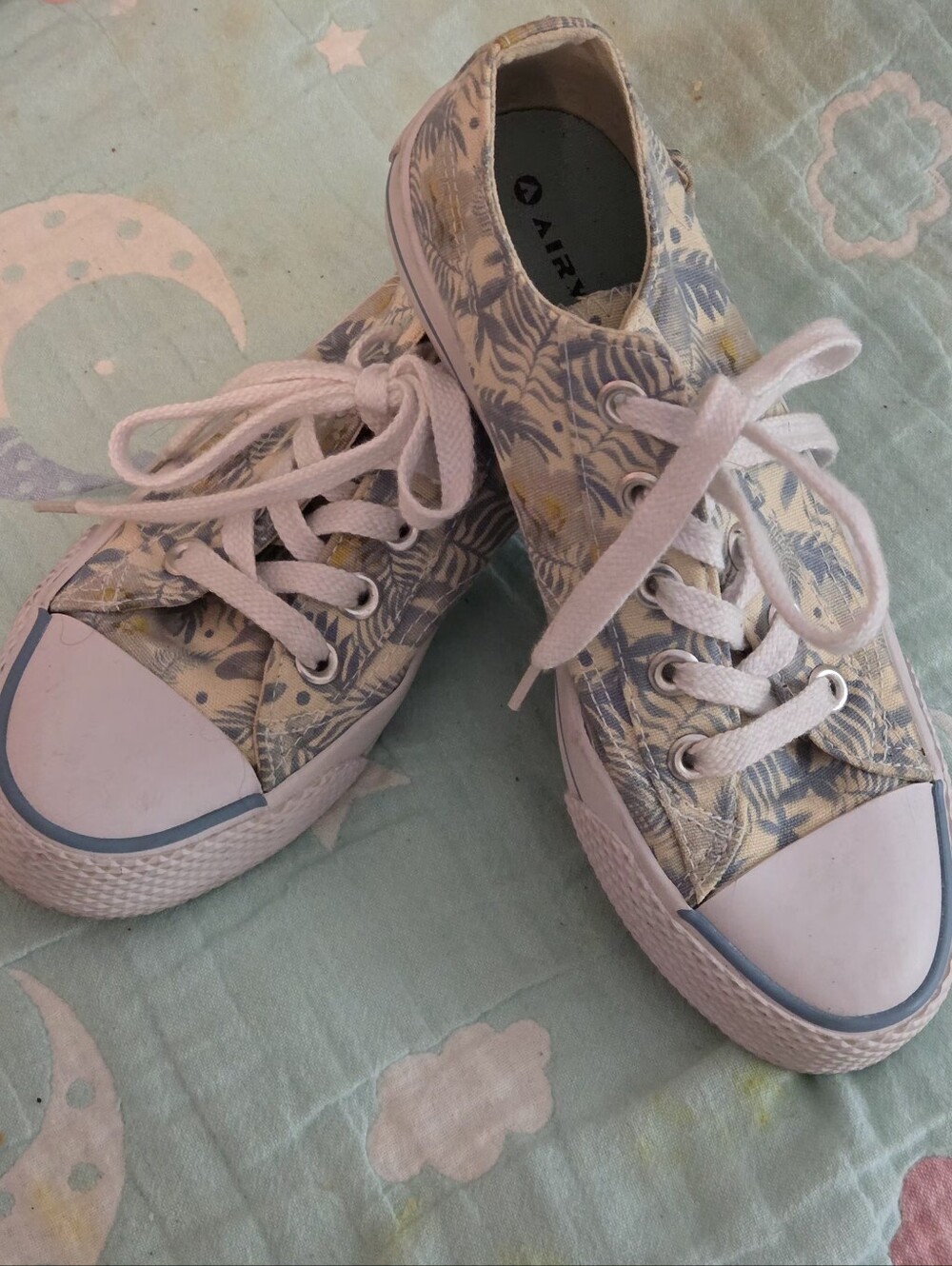 Airwalk Low-Top Canvas Kids Sneakers in Blue and White Floral